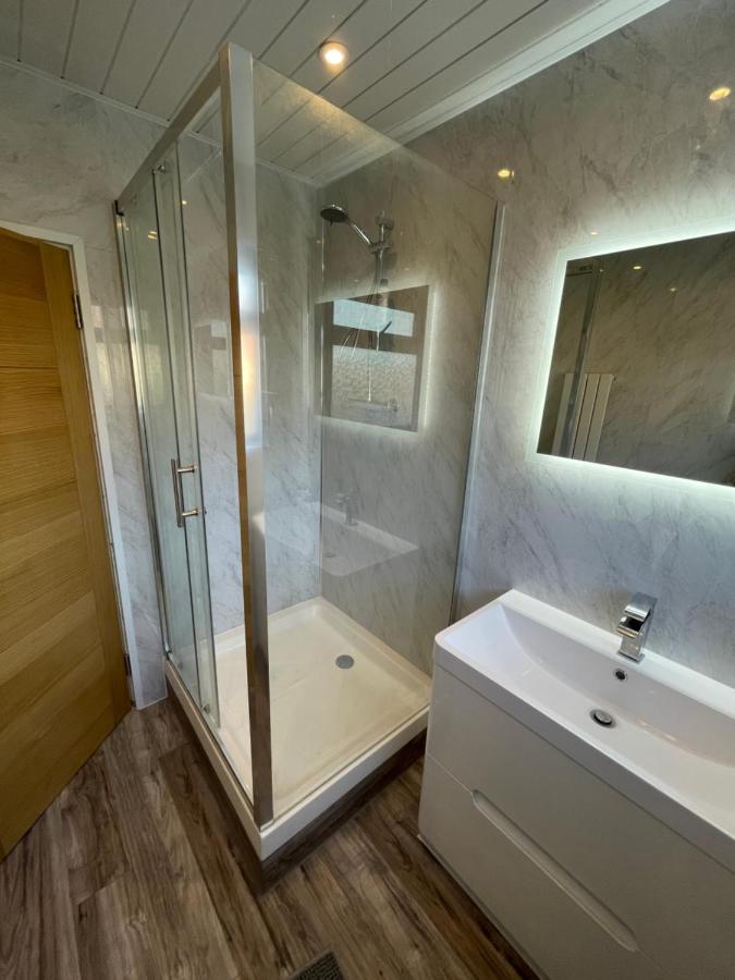 Modern 4-Bedroom Entire House With Garden Аксбрідж Екстер'єр фото