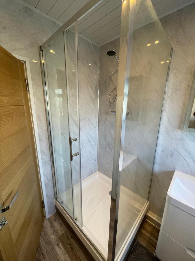 Modern 4-Bedroom Entire House With Garden Аксбрідж Екстер'єр фото