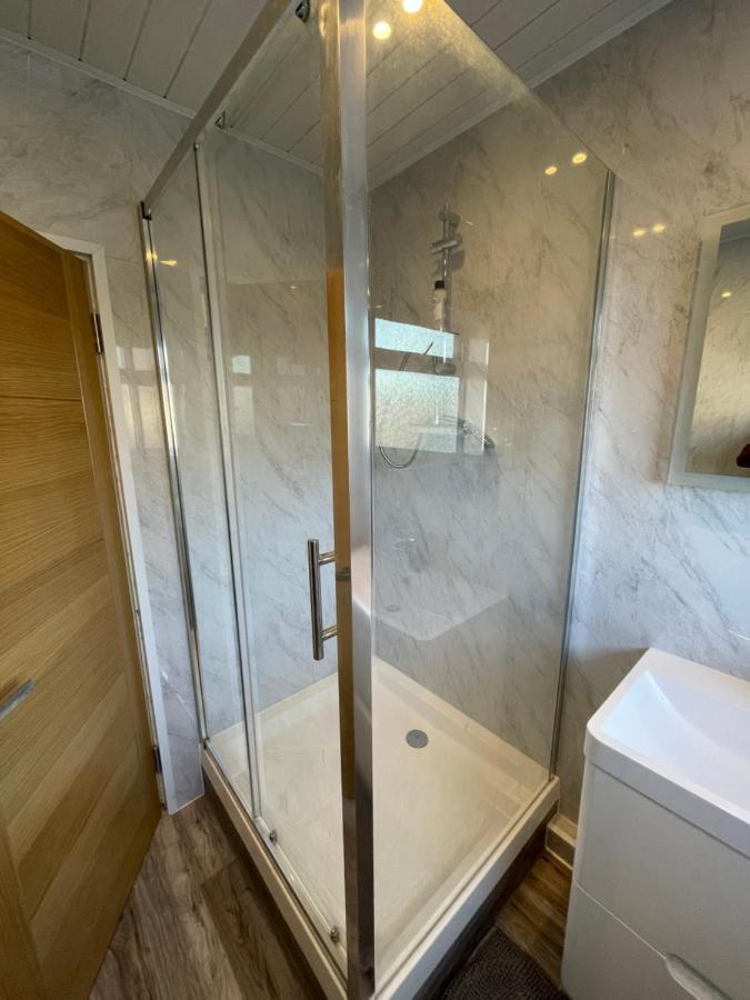 Modern 4-Bedroom Entire House With Garden Аксбрідж Екстер'єр фото